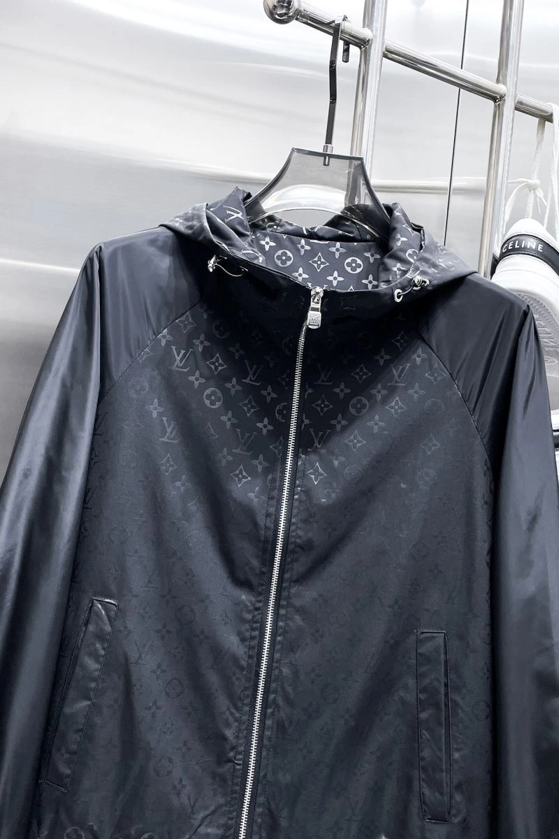 Vibrant Louis Vuitton Outwear 132907