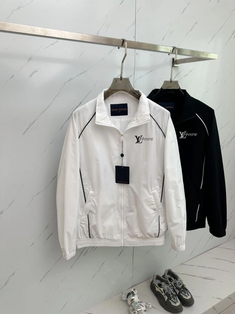 Unisex Louis Vuitton Outwear 132883