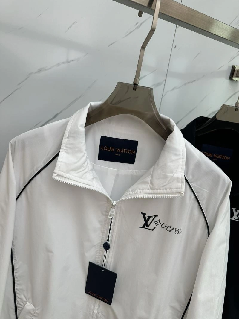 Unisex Louis Vuitton Outwear 132883