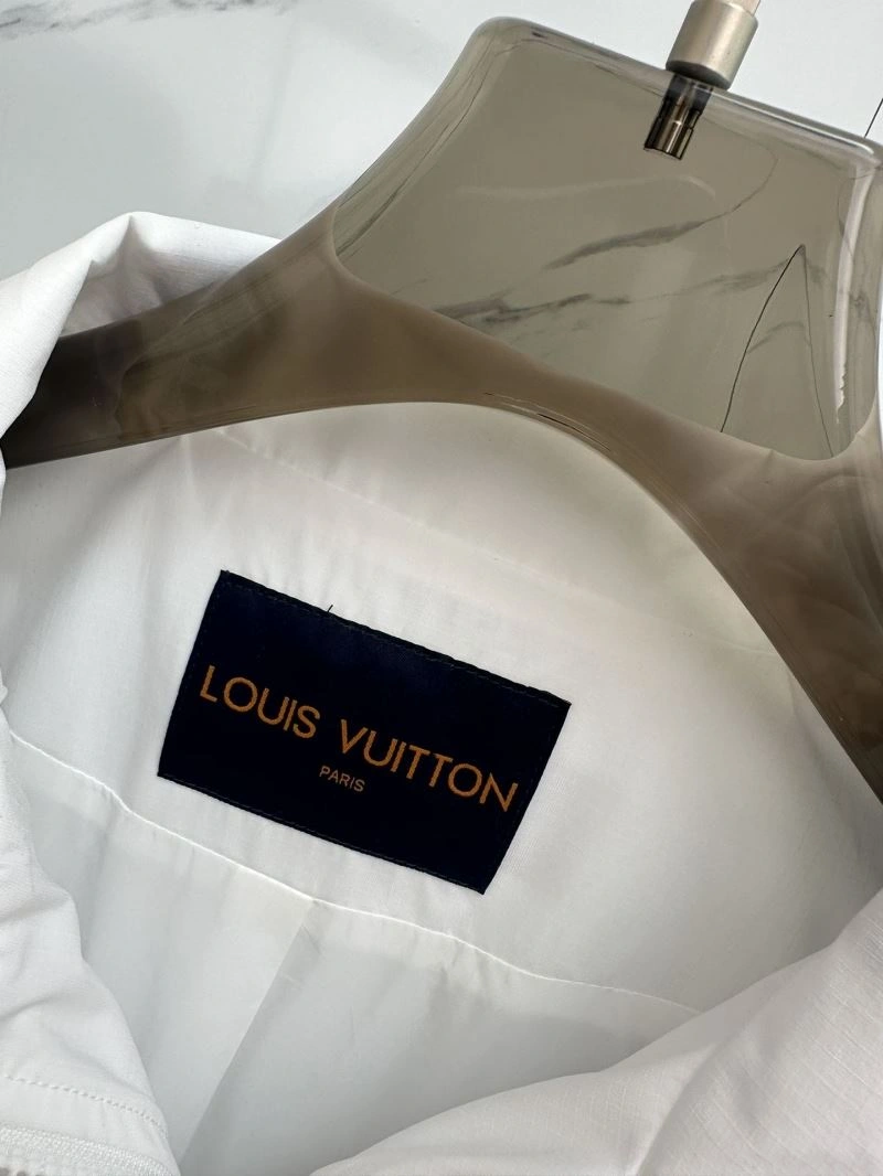 Unisex Louis Vuitton Outwear 132883