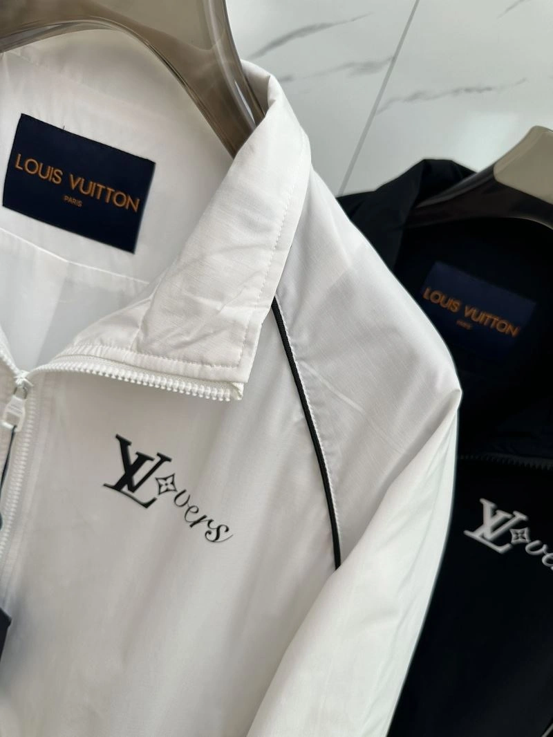 Unisex Louis Vuitton Outwear 132883