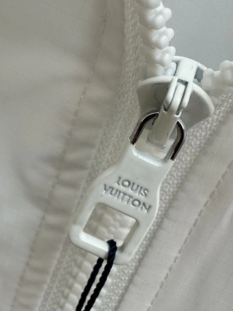 Unisex Louis Vuitton Outwear 132883