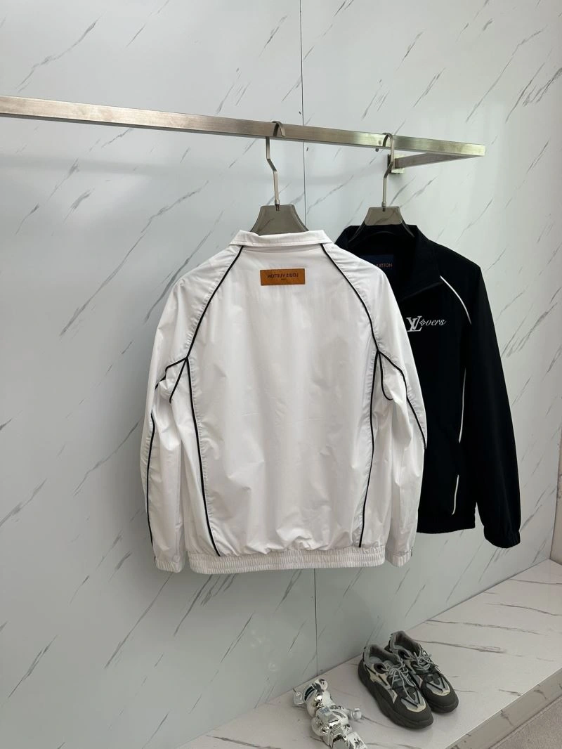 Unisex Louis Vuitton Outwear 132883