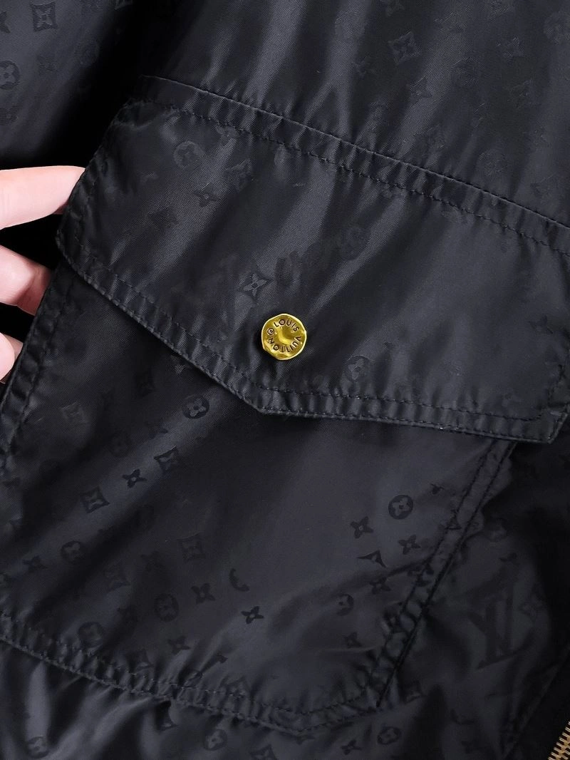 Breathable Louis Vuitton Outwear 132854