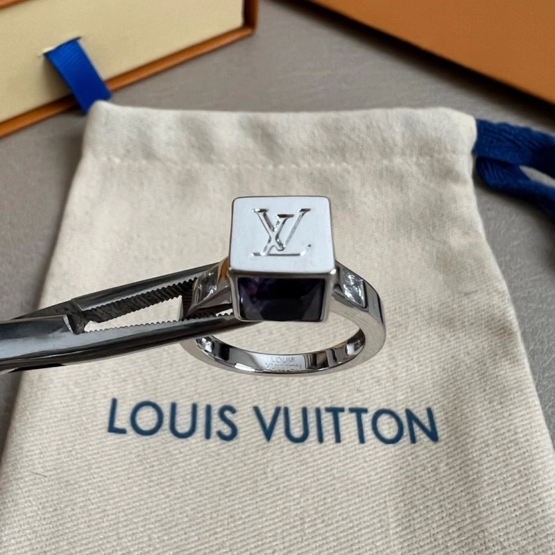 Louis Vuitton Rings Chic 247653