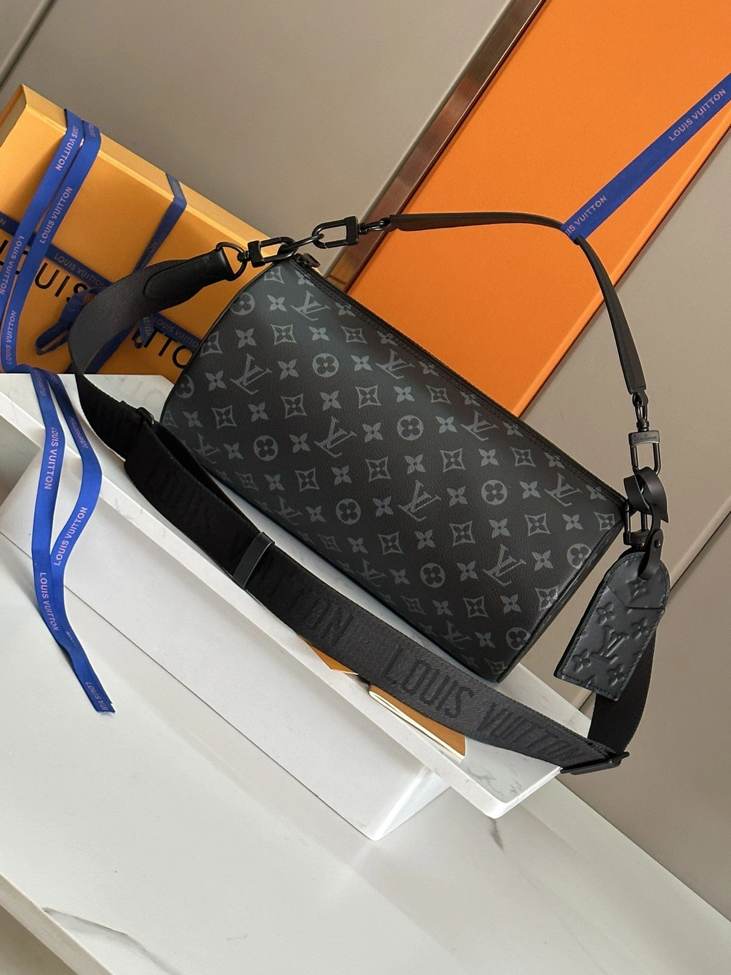 Attractive Louis Vuitton Round Bags 91815