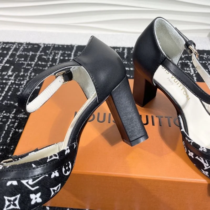 Sleek Louis Vuitton Sandals 31917