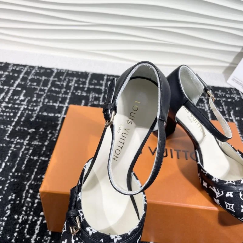 Sleek Louis Vuitton Sandals 31917