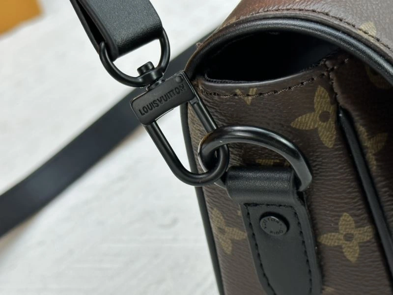 Unisex Louis Vuitton Satchel Bags 79744