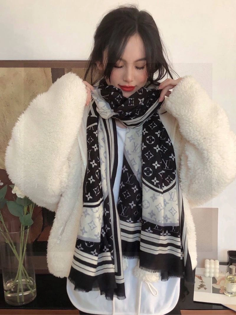 Soft Louis Vuitton Scarf 270924
