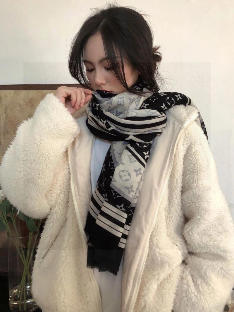 Soft Louis Vuitton Scarf 270924