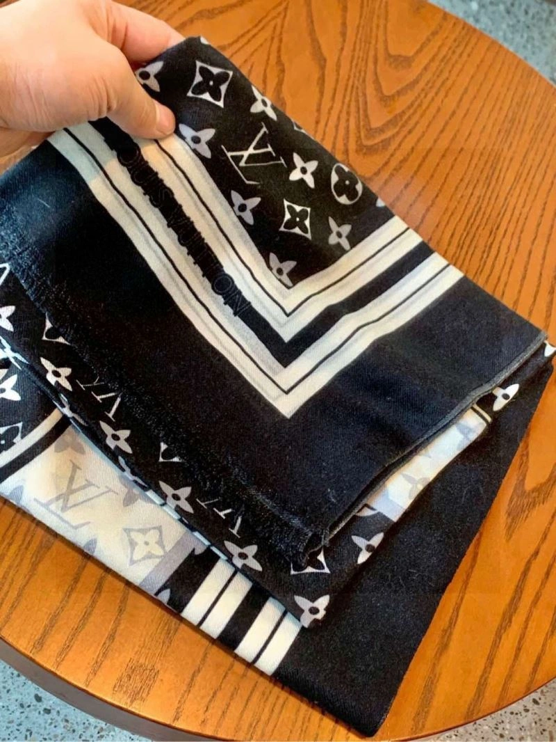 Soft Louis Vuitton Scarf 270924