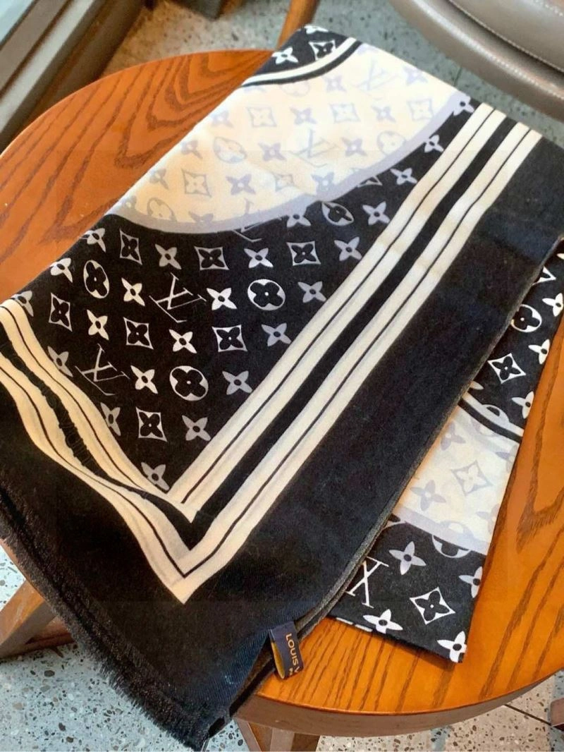 Soft Louis Vuitton Scarf 270924