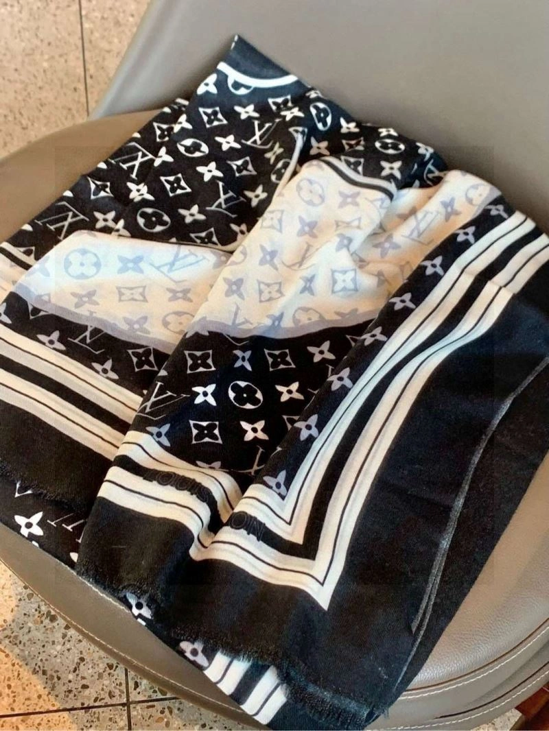 Soft Louis Vuitton Scarf 270924