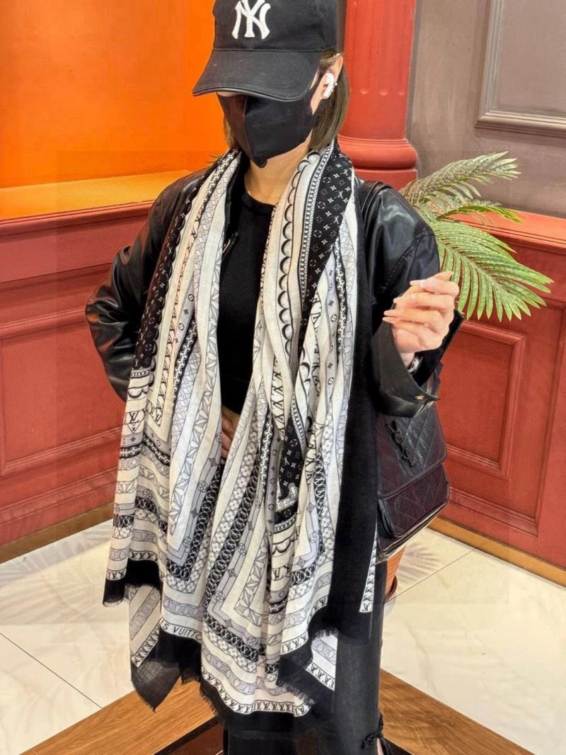 Louis Vuitton Scarf AllSeason 270900