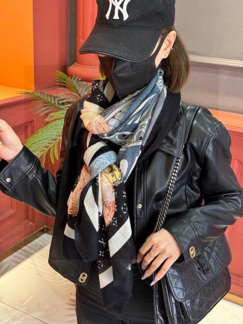 Flexible Louis Vuitton Scarf 270899
