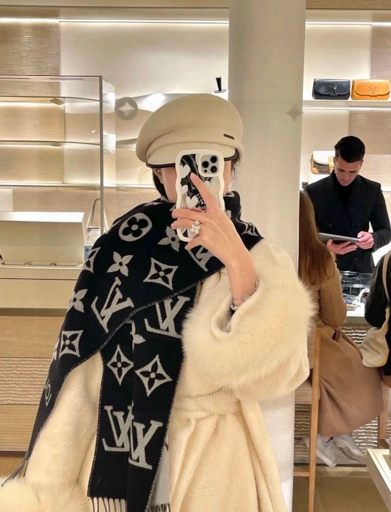 Versatile Louis Vuitton Scarf 270896
