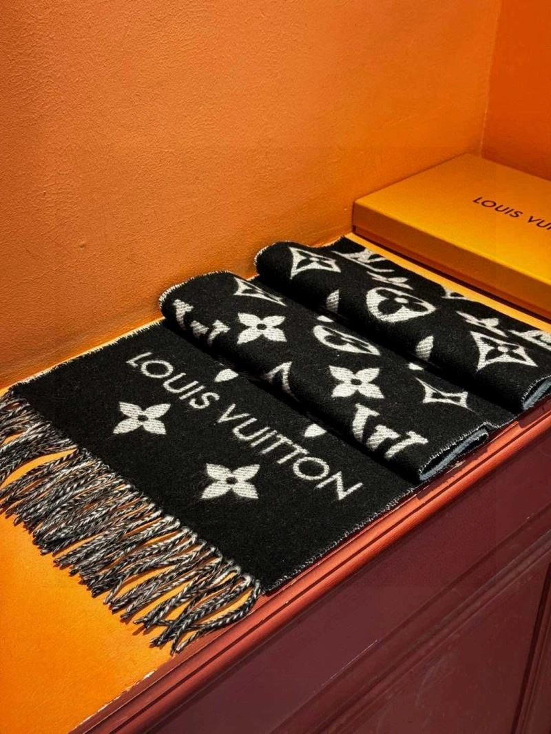 Versatile Louis Vuitton Scarf 270896