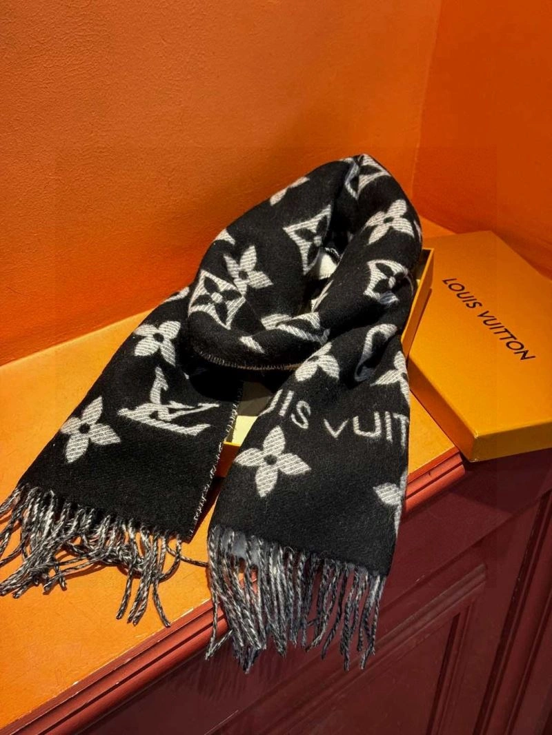 Versatile Louis Vuitton Scarf 270896