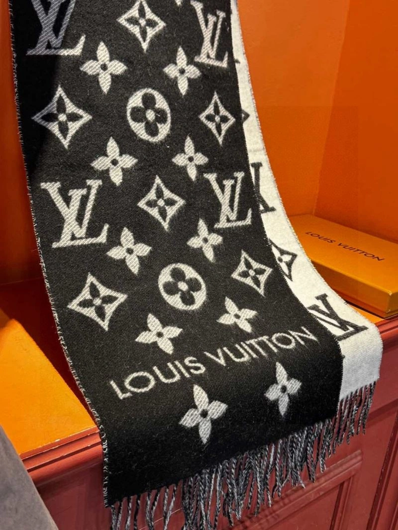 Versatile Louis Vuitton Scarf 270896