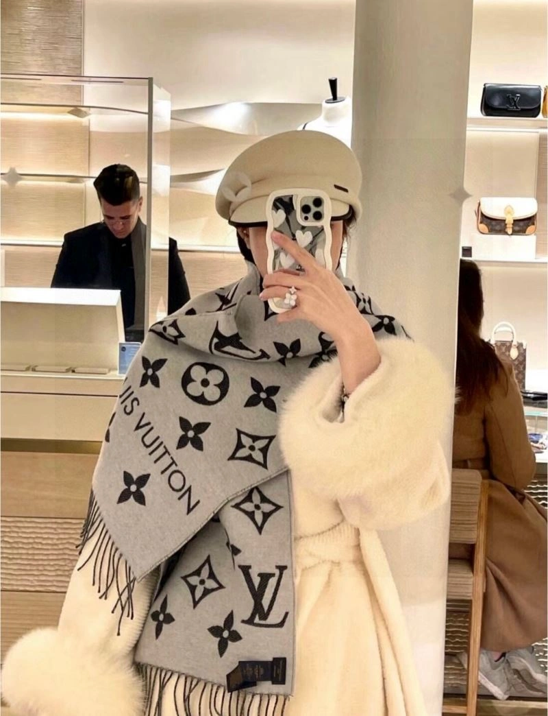 Versatile Louis Vuitton Scarf 270896