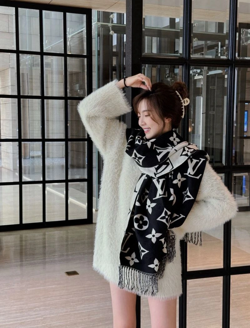Versatile Louis Vuitton Scarf 270896