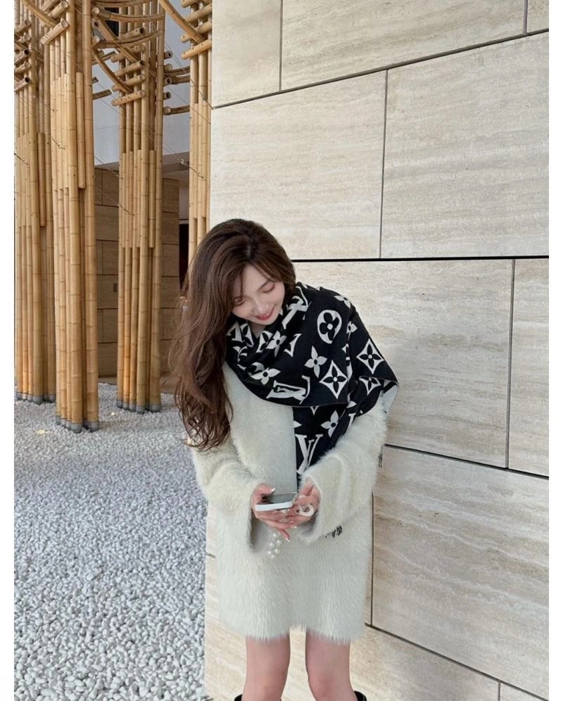 Versatile Louis Vuitton Scarf 270896