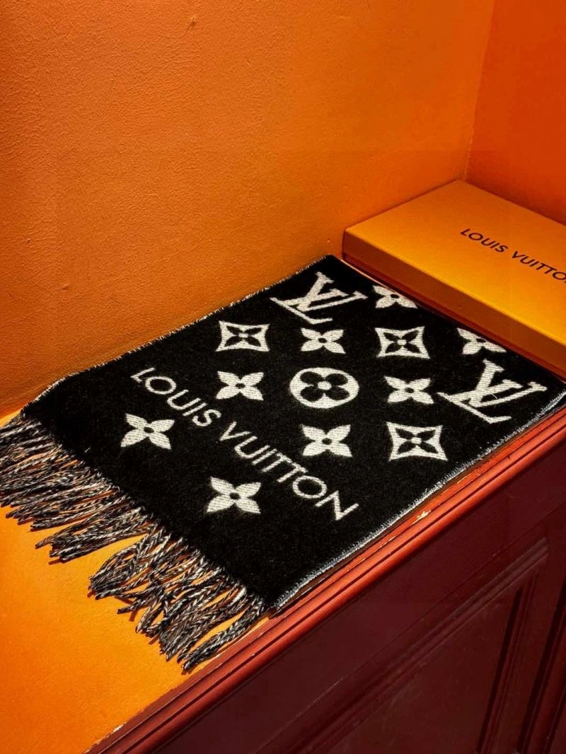 Versatile Louis Vuitton Scarf 270896