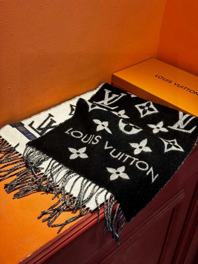 Versatile Louis Vuitton Scarf 270896