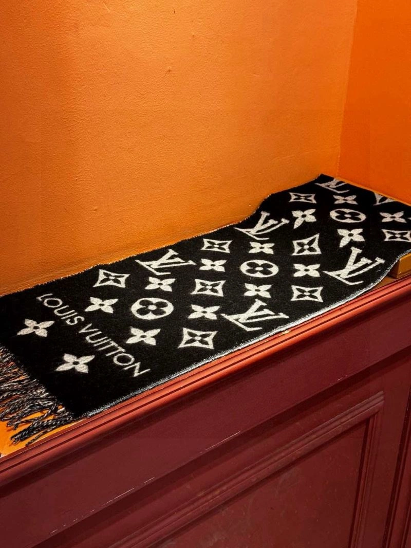 Versatile Louis Vuitton Scarf 270896