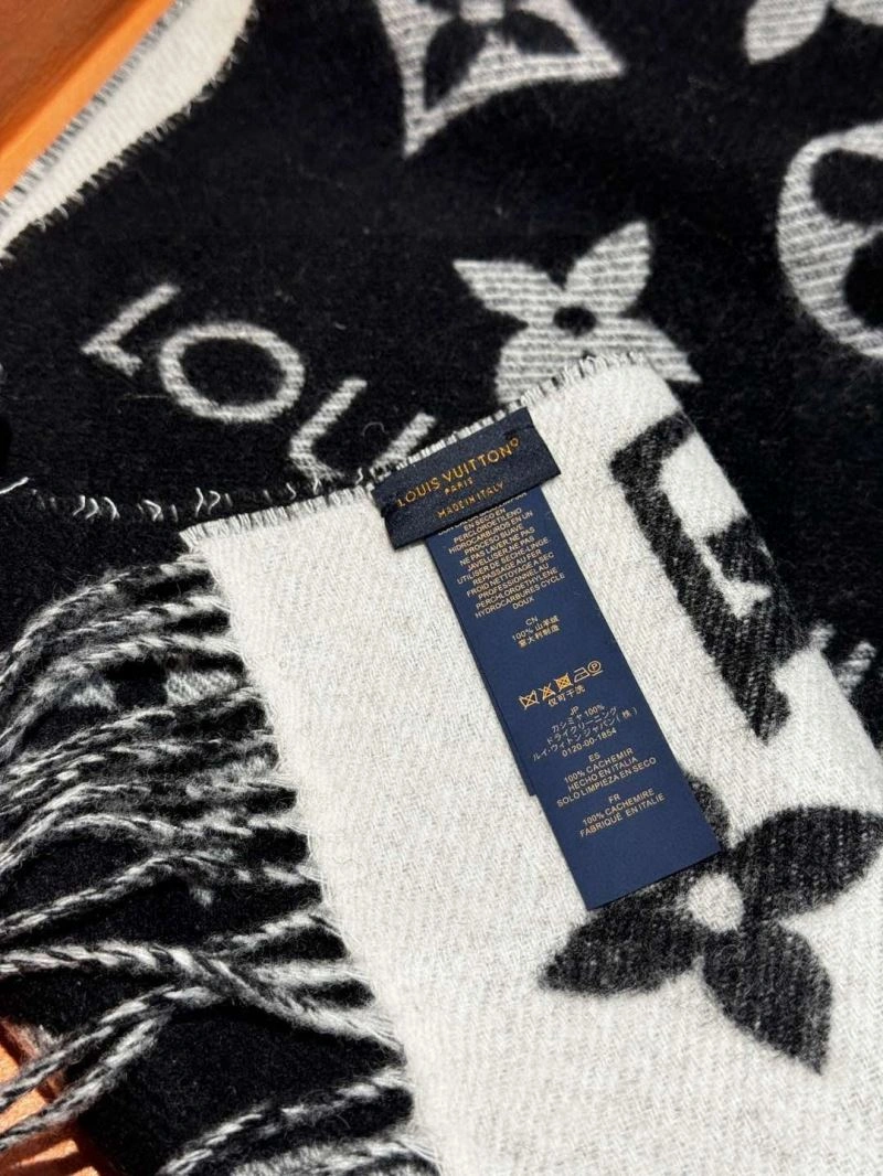 Versatile Louis Vuitton Scarf 270896