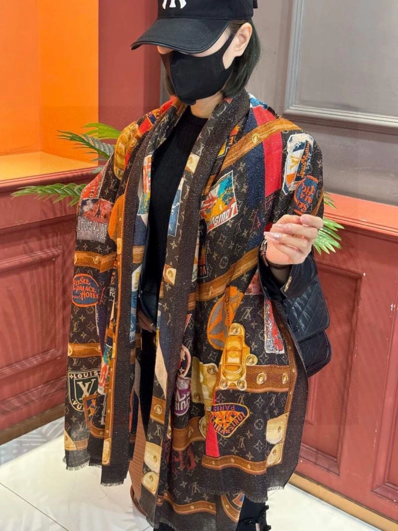 EyeCatching Louis Vuitton Scarf 270893