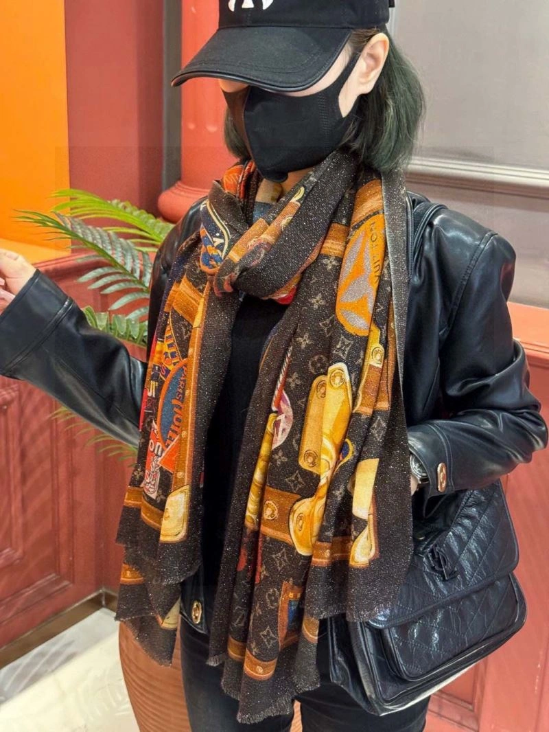 EyeCatching Louis Vuitton Scarf 270893