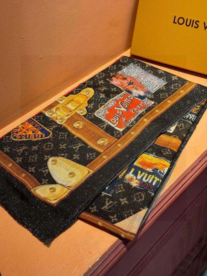 EyeCatching Louis Vuitton Scarf 270893