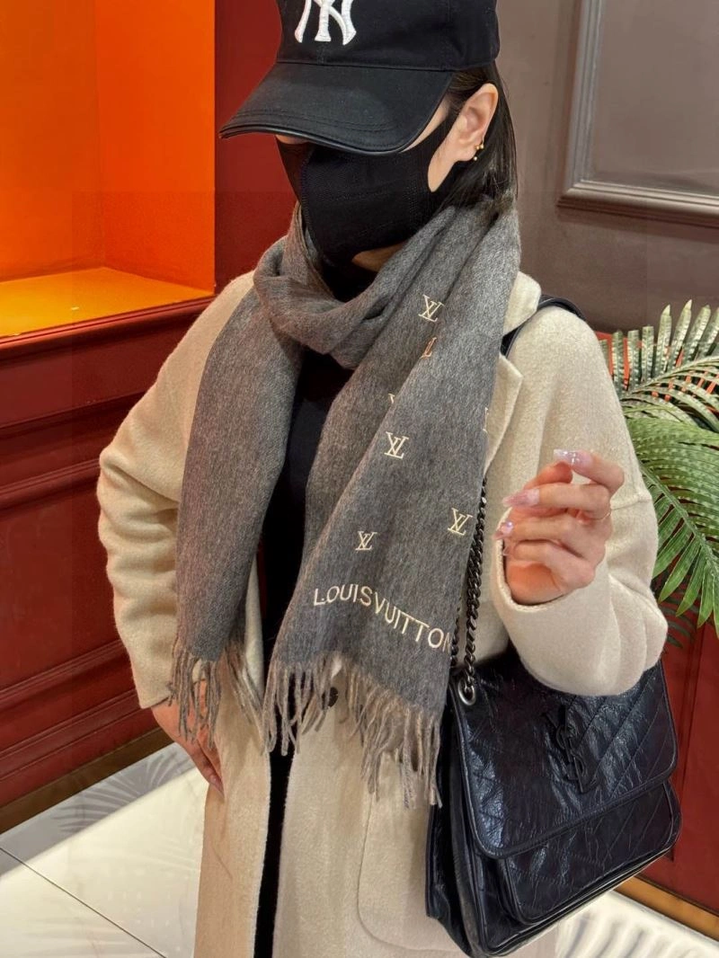 Lightweight Louis Vuitton Scarf 270861