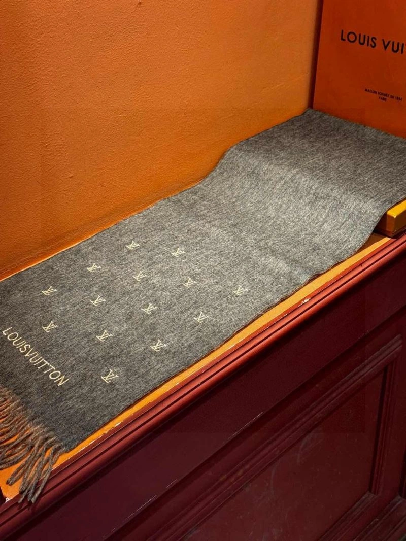 Lightweight Louis Vuitton Scarf 270861