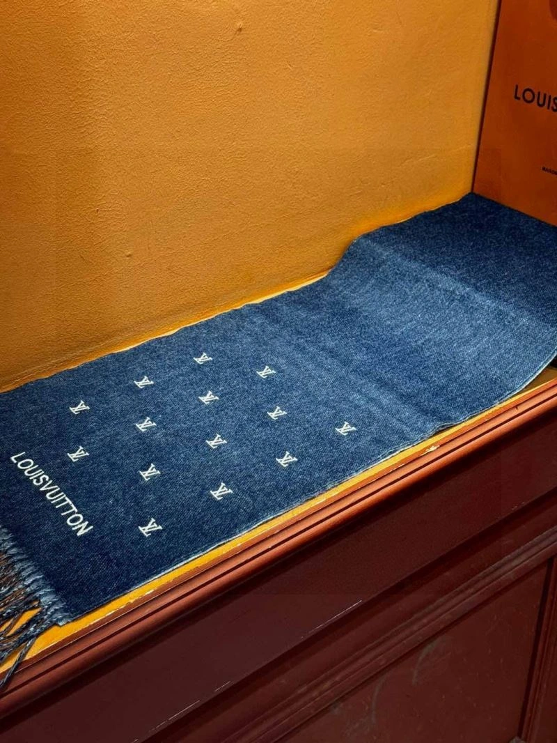 UrbanChic Louis Vuitton Scarf 270859