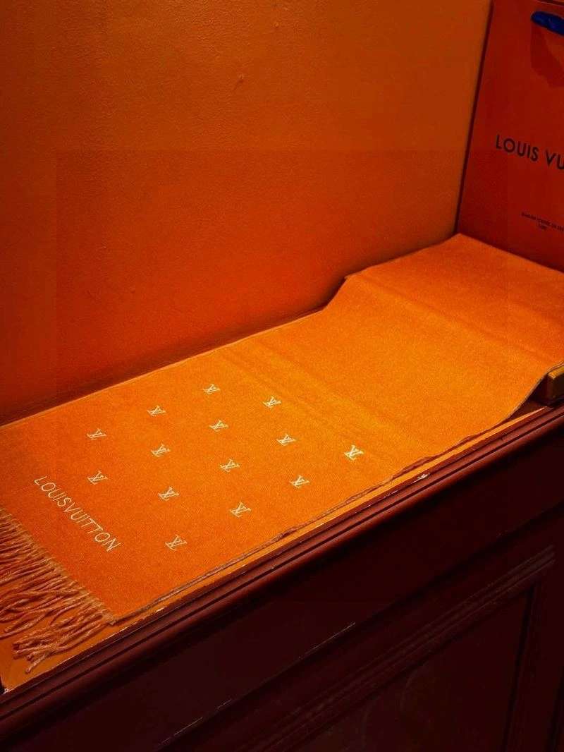 Seasonal Louis Vuitton Scarf 270858