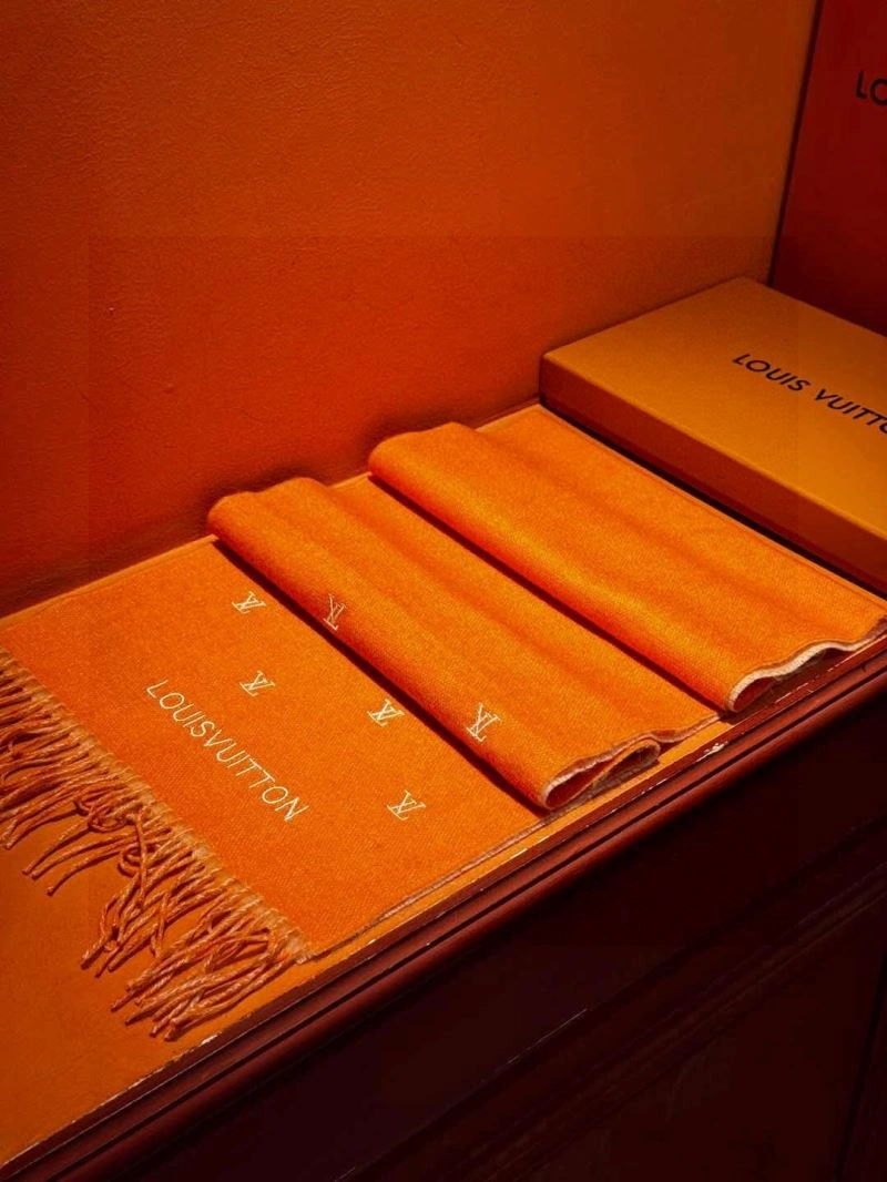Seasonal Louis Vuitton Scarf 270858