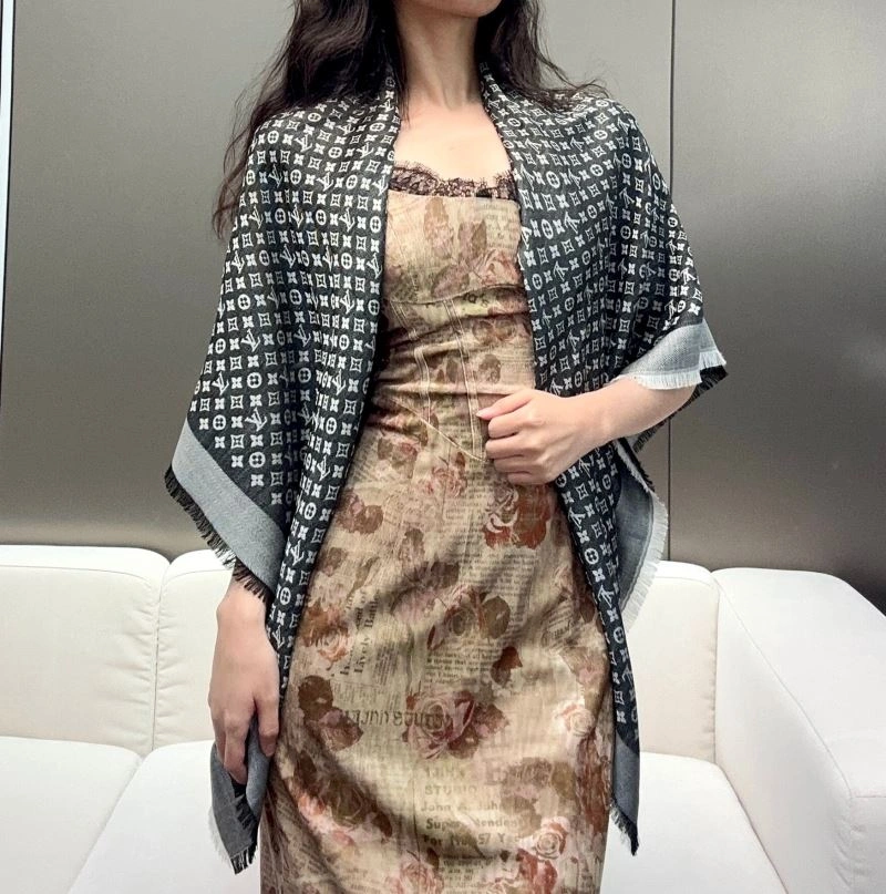 Breathable Louis Vuitton Scarf 271481