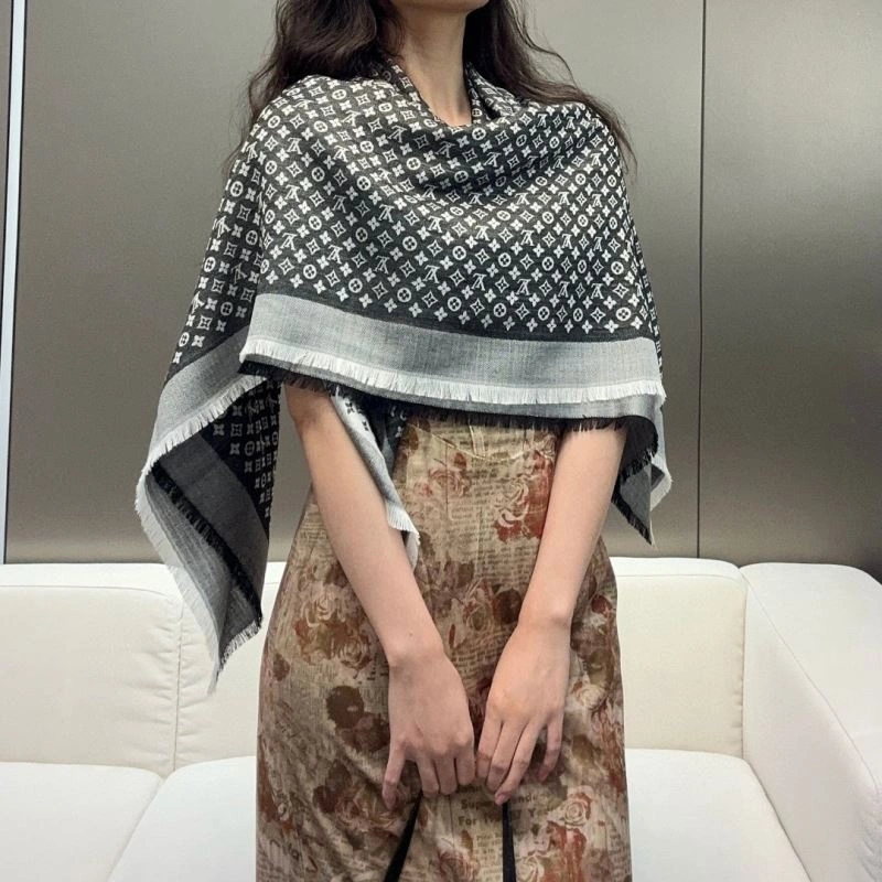 Breathable Louis Vuitton Scarf 271481