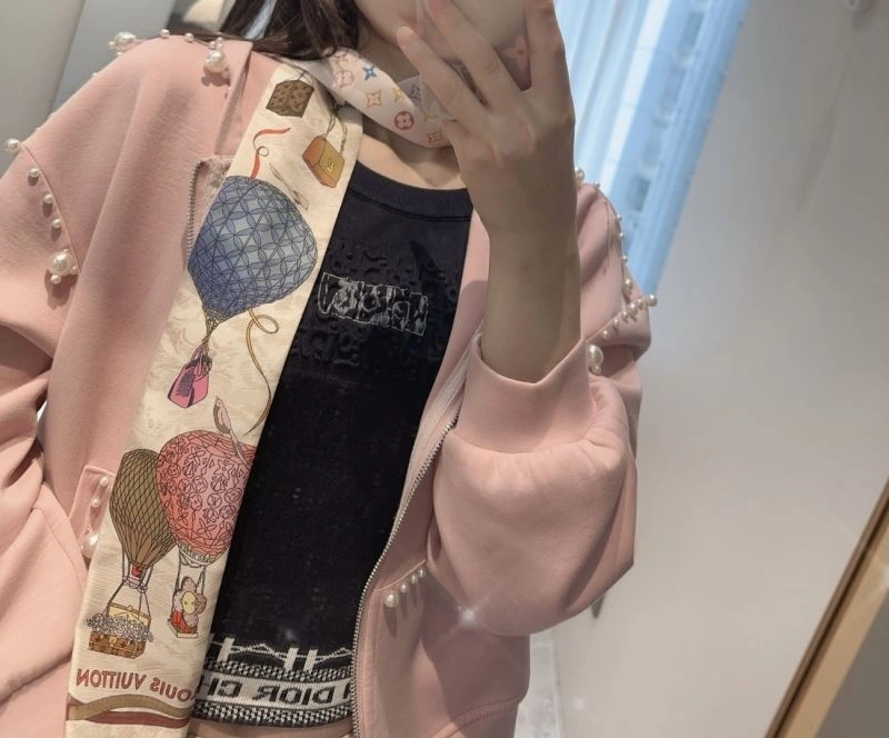 UrbanChic Louis Vuitton Scarf 271471
