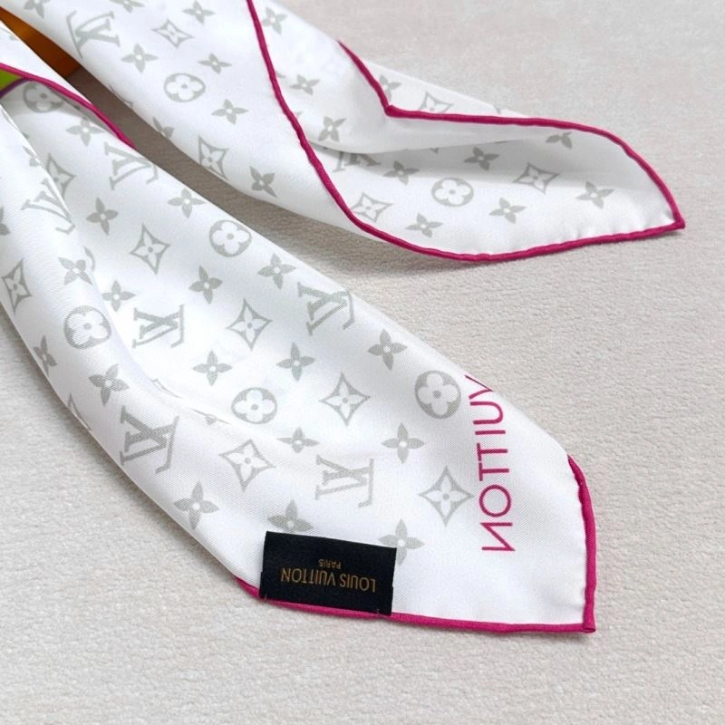 Seasonal Louis Vuitton Scarf 271434