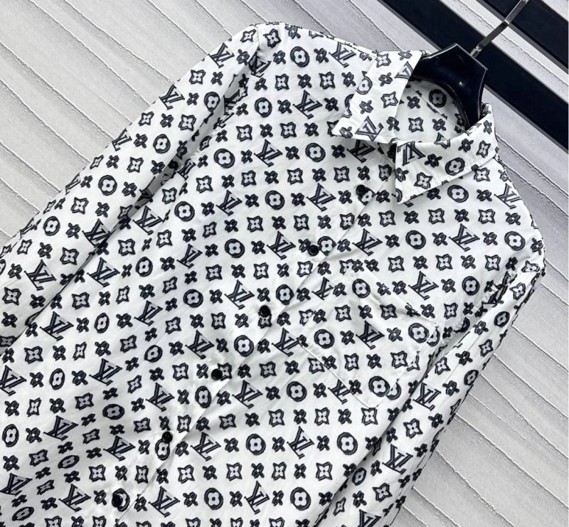 Functional Louis Vuitton Shirts 130679
