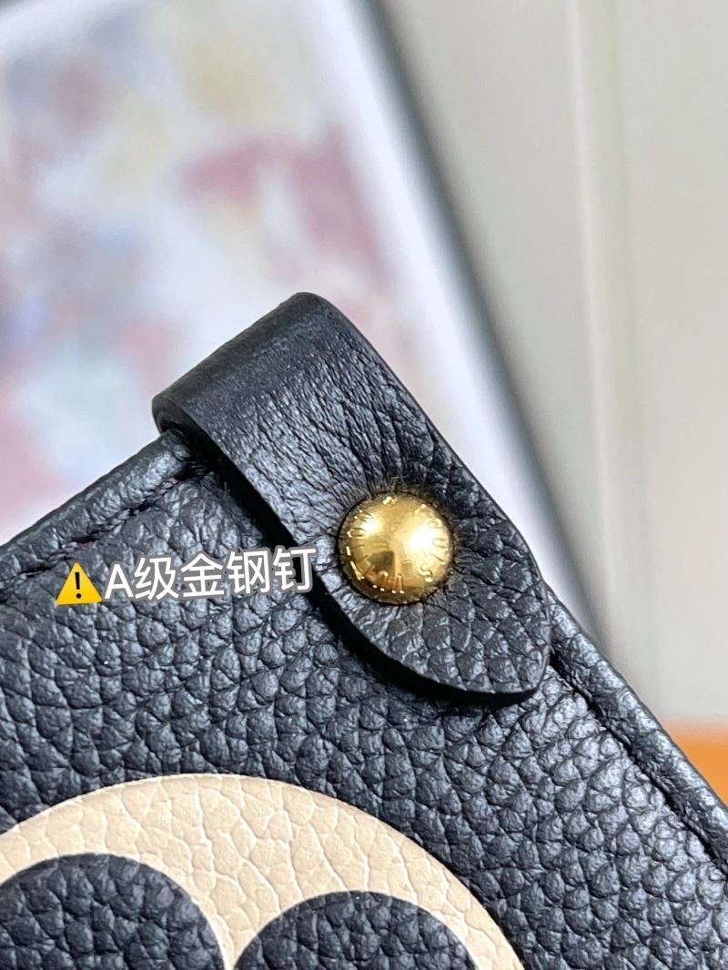 EyeCatching Louis Vuitton Shopping Bags 94022