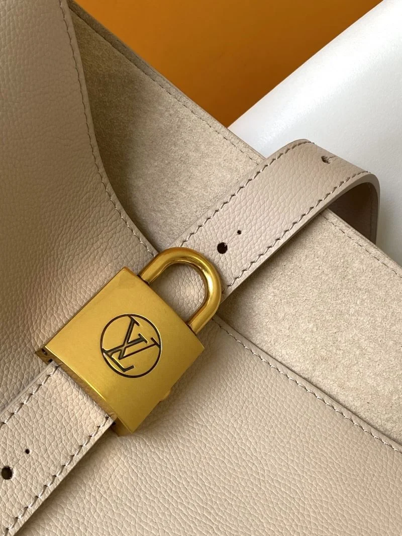 Bright Louis Vuitton Shopping Bags 41921