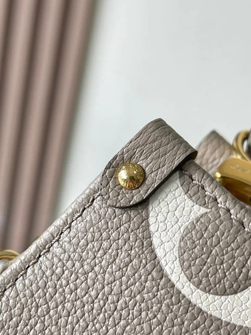 Unisex Louis Vuitton Shopping Bags 39477