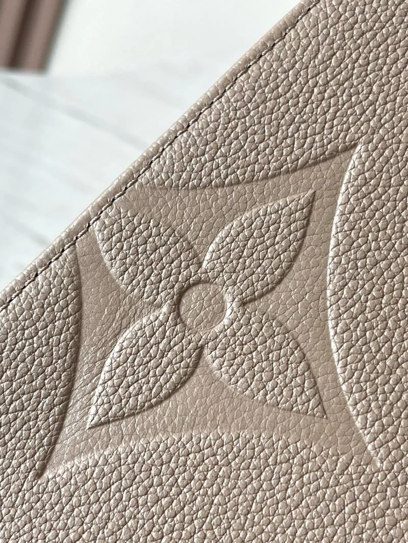 Lightweight Louis Vuitton Shopping Bags 39460