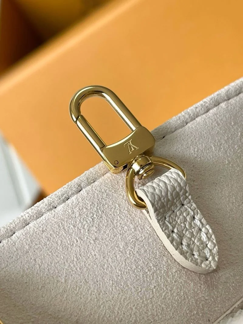 Breathable Louis Vuitton Shopping Bags 39482