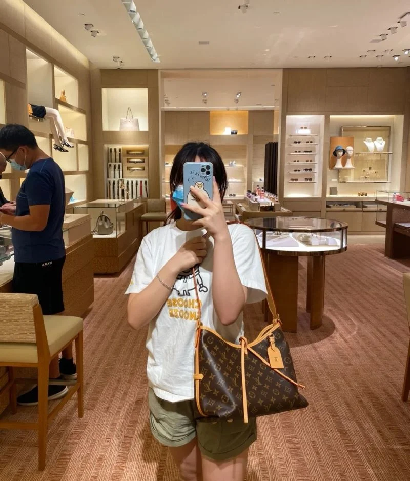 SunProtective Louis Vuitton Shopping Bags 39129